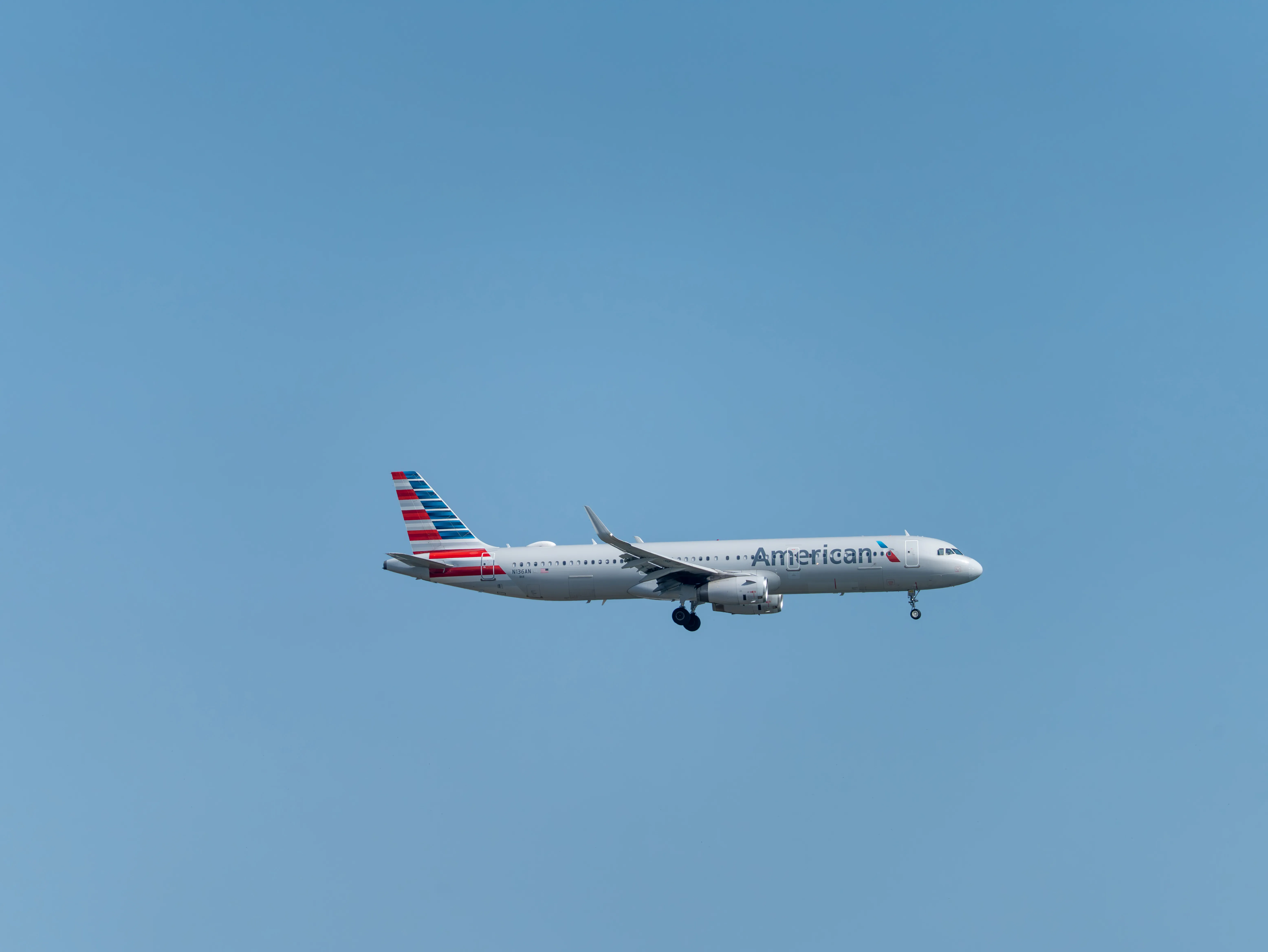 American Airlines Airbus A321-231 (registration number N136AN) making final approach for runway 22L