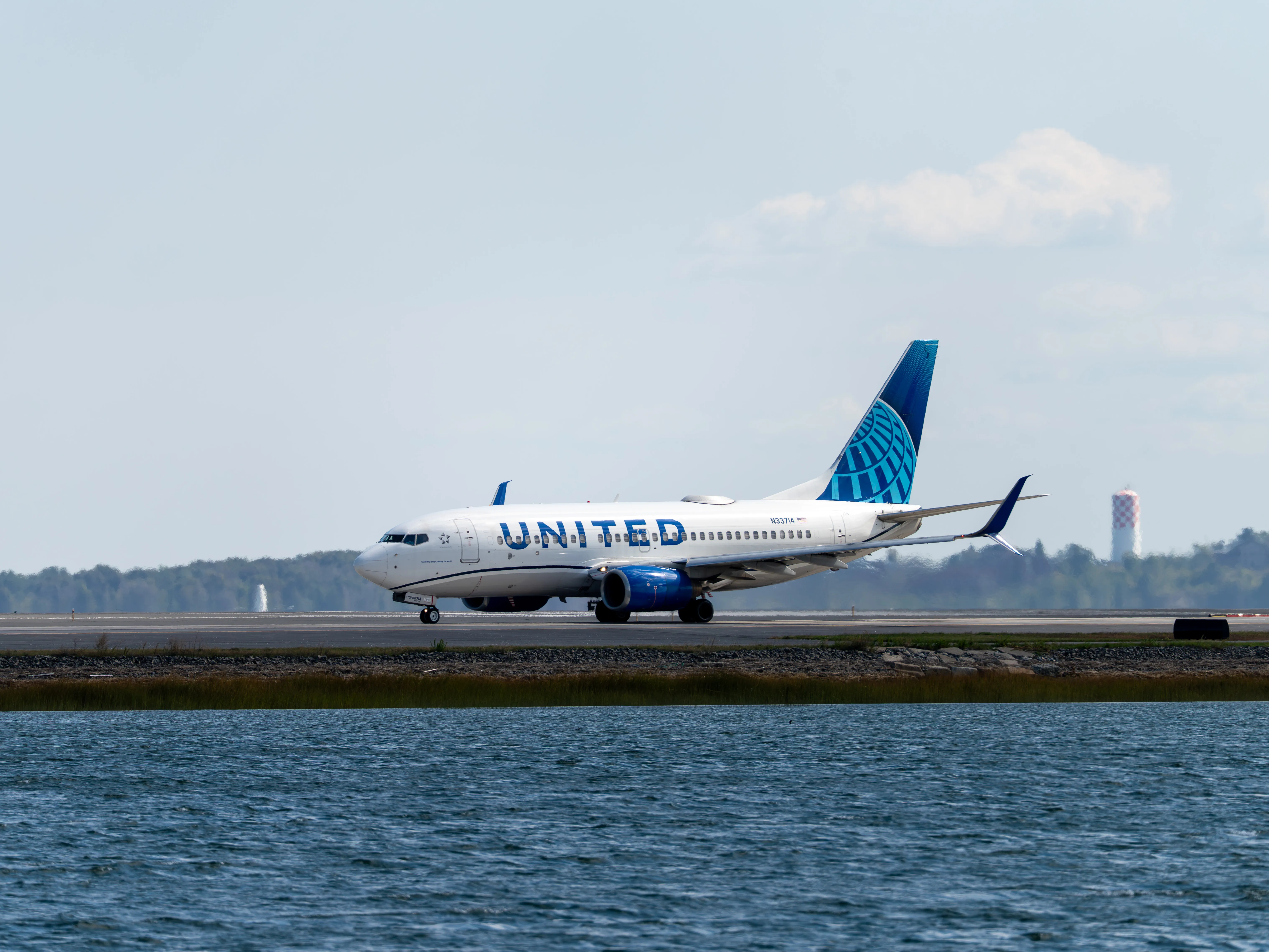 United Airlines Boeing B737-724 (registration number N33714) taxiing on taxiway N