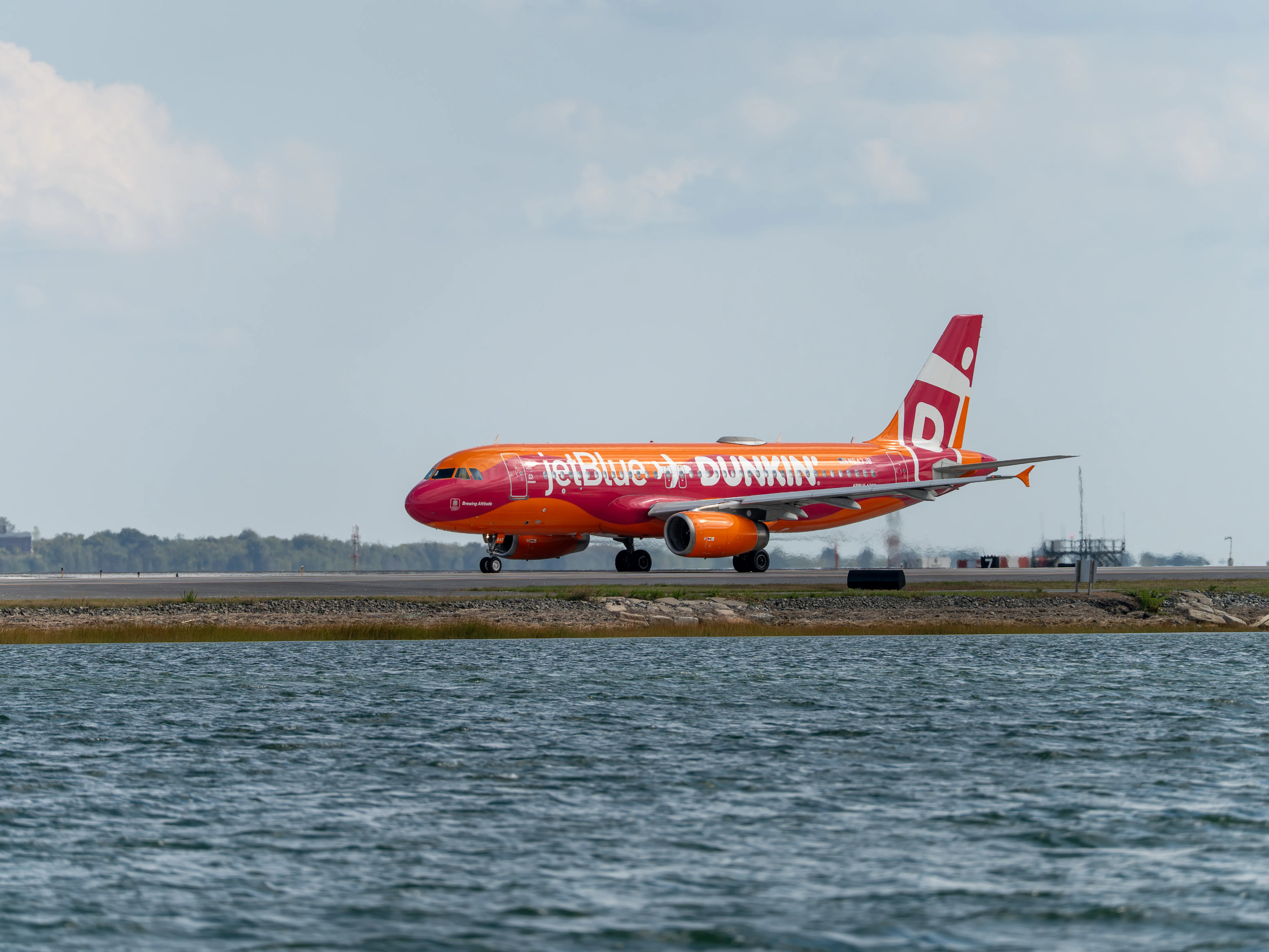 JetBlue Airbus A320-232 (registration number N643JB) in Dunkin’ livery, taxiing on taxiway N