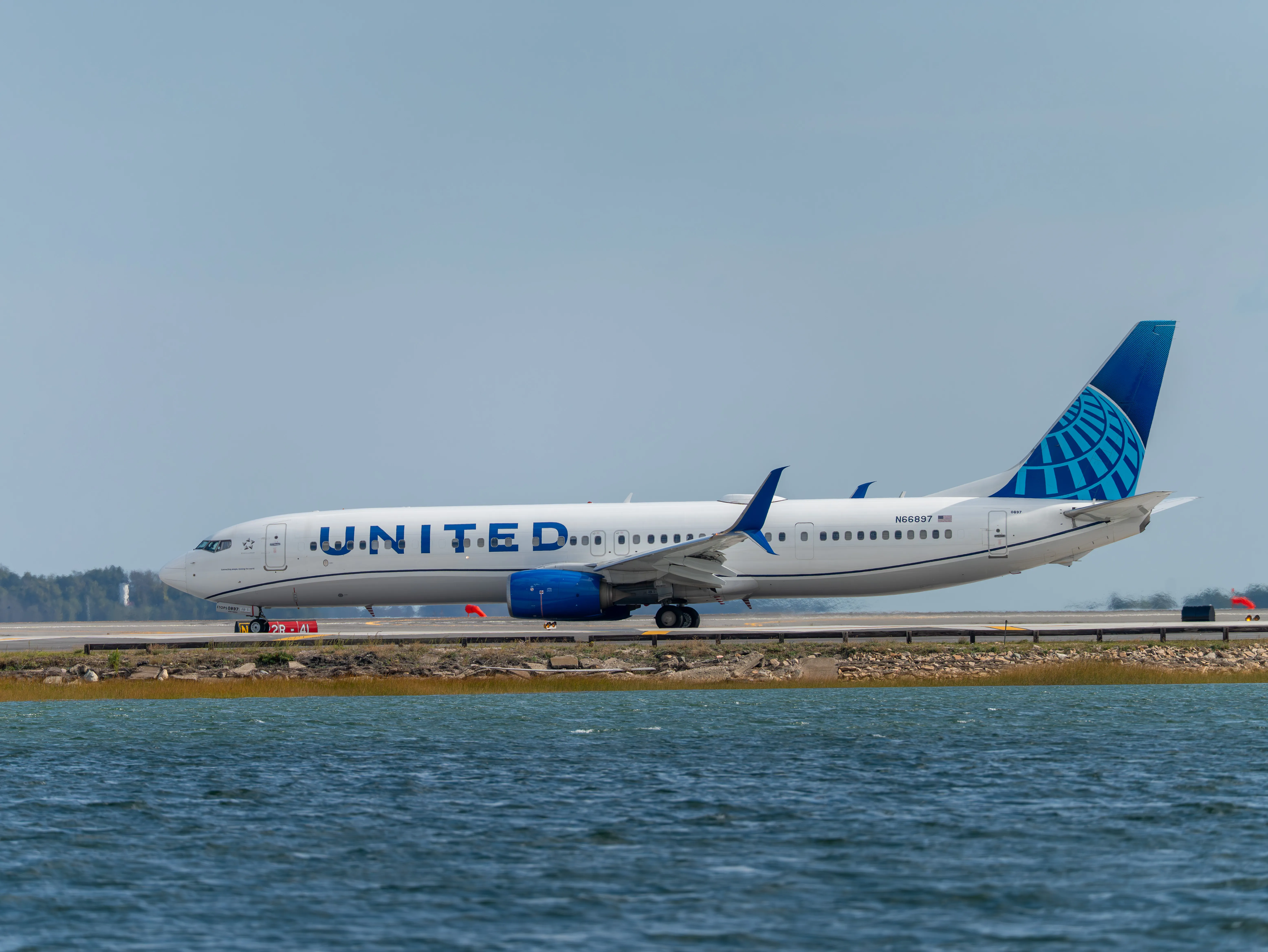 United Airlines Boeing B737-924ER (registration number N66897) taxiing