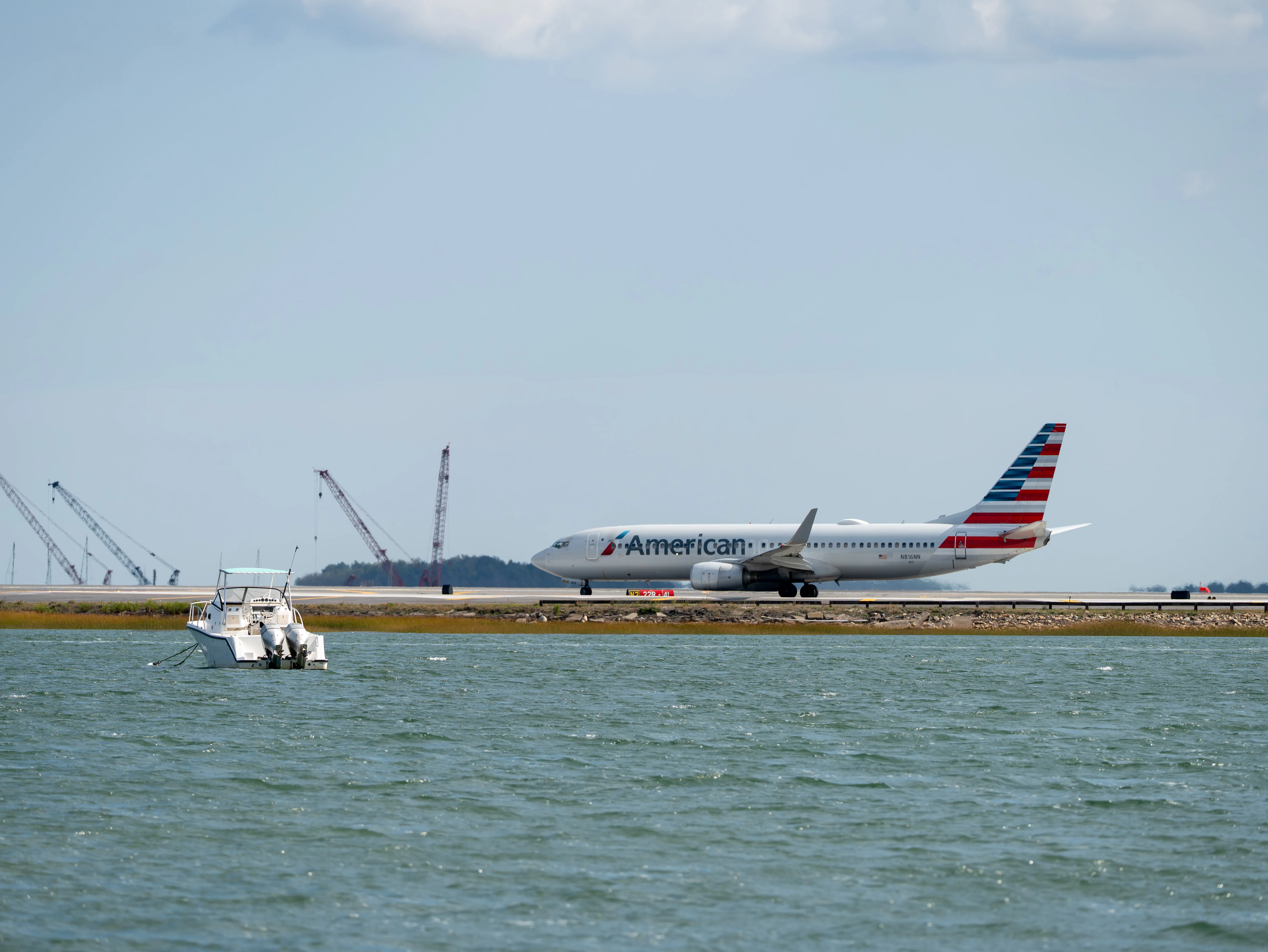 American Airlines Boeing B737-823 (registration number N816NN) taxiing