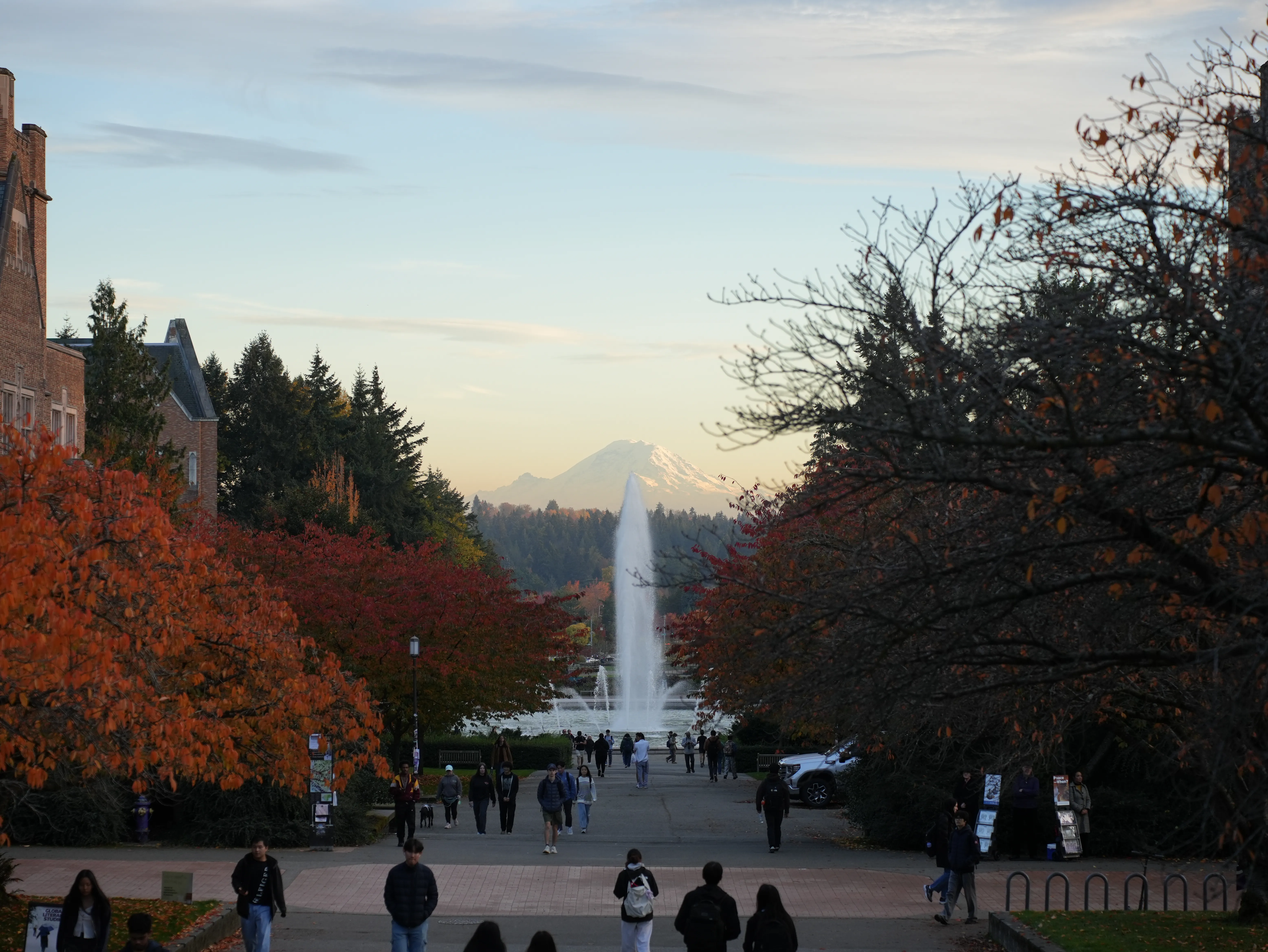 Charming campus view at the University of Washington with the fountain and the Mount Rainier
